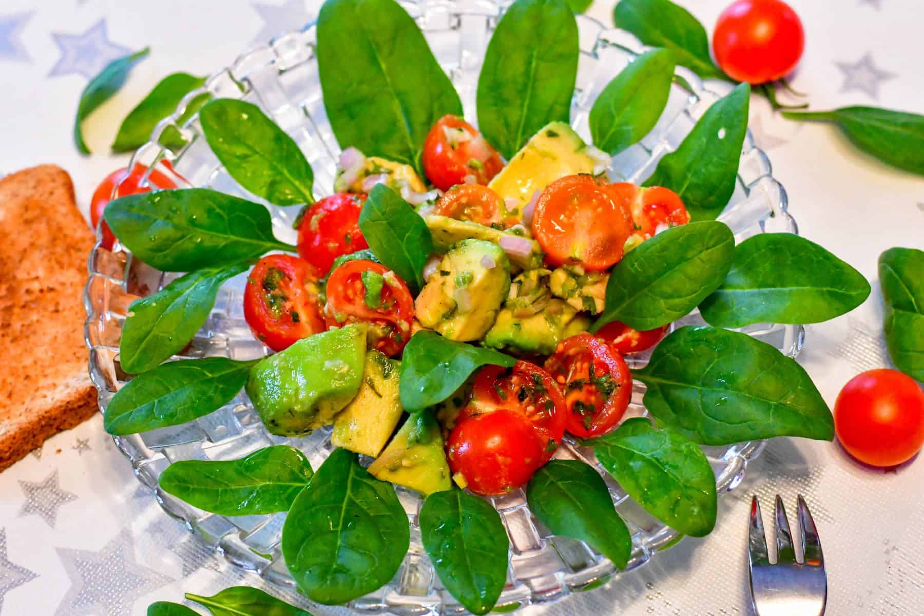Mehr über den Artikel erfahren Avocado-Tomaten-Salat