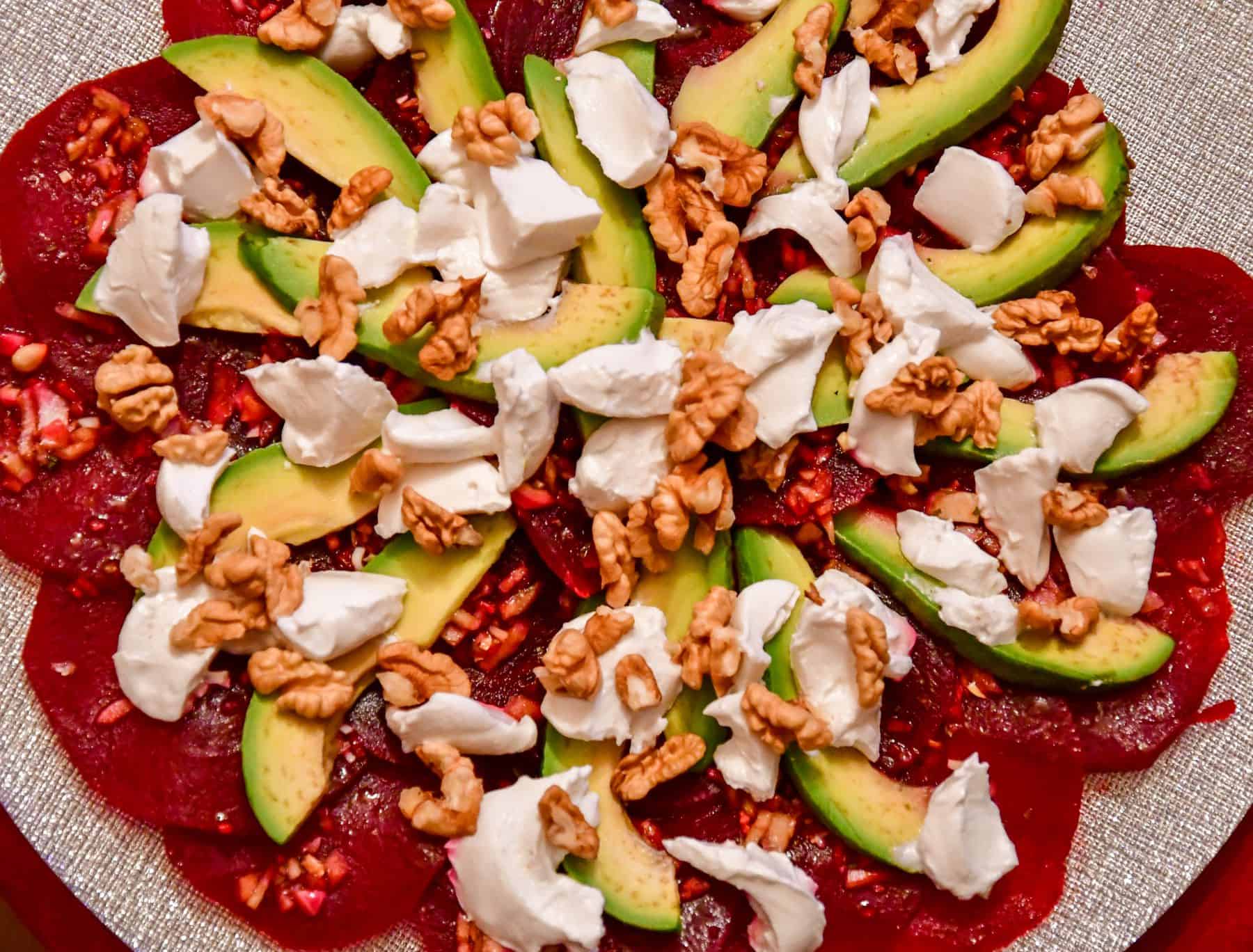 Mehr über den Artikel erfahren Rote-Bete-Carpaccio mit Avocado und Frischkäse